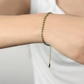 Pulsera minimalista de acero bañado en oro con cuentas de esmalte verde esmeralda - Pulsera de Esmalte Verde / Dorado