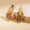 Nahaufnahme vintage goldene Wassertropfen-Ohrringe mit braunen Strasssteinen - Silberner Ohrstecker-Grün