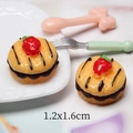 Vista dettagliata di due torte alle fragole in miniatura in resina per gioielli - Torta alle Fragole a Linee-Giallo