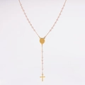 Detalle de un collar dorado con cuentas de cristal rosa y colgante de cruz religiosa - Rosa