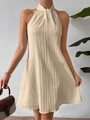 Mouwloze halterjurk in abrikoos met verticale plisséstof en een uitlopend silhouet - XS / Khaki