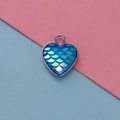 Dettaglio pendente a cuore con trama a squame di sirena blu e cornice in argento - Squame di Pesce Iridescenti Blu (8)