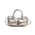 Schicke silberne Satteltasche mit doppelten Fronttaschen und eleganten Tragegriffen - Silber