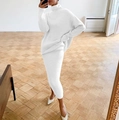Detailweergave van de witte ribgebreide coltrui en bijpassende gebreide midi-rok - 3XL / Gebleekt Wit