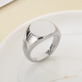 Anello a sigillo minimalista color argento con superficie tonda lucida su ceramica - US 5 / 12mm Color Acciaio