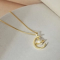 Elegante collana celeste dorata con ciondolo a forma di mezzaluna e perla a forma di pianeta - Argento 925 / Oro