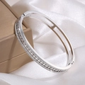 Dettaglio di un bracciale traforato argento con zirconi su seta e scatola per gioielli - Bracciale con strass a doppia fila in argento