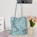 Détail du sac cabas matelassé bleu clair avec broderie nœud et fines bandoulières - Bleu lac