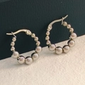 Orecchini a cerchio con perline in argento lucido con design a sfera per uno stile moderno - Argento