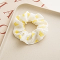 Detalle de coletero de gasa blanca con estampados de mariposas amarillas en bandeja - Coletero de tela / Coletero de Mariposa Amarilla