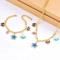 Dettaglio di set di gioielli con fiori blu e farfalle con catena d'oro e perline tulipani - Collana + Bracciale