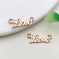 Set van twee roségouden Love bedeltjes voor DIY sieraden met zijwaartse lussen - Liefdesbrief link