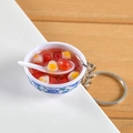 Ciondolo mini ciotola in porcellana blu e bianca con decoro zuppa di tofu realistica - Dattero rosso e semi di loto