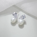 Elegante oorbellen met peervormige kristallen en witte ronde parels op witte stof - Wit Zirkoon