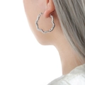 Pendientes de aro huecos plateados con textura irregular en acero de titanio pulido - Color Acero