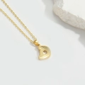 Collana dorata con lettera D, ciondolo con trama a nido d'ape e catenina classica - Lettera D
