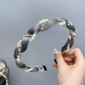 Dunkelgraues Satin-Haarreif-Design mit weißen Perlen und funkelnden Strasssteinen - Rauchgrau