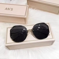 Lunettes de soleil noires sans monture avec cadre doré sur boîte de luxe - Gris uni