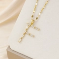 Detail der goldenen Halskette mit F-Anhänger und Baguette-Zirkonia-Steinen besetzt - Buchstabe F Stil