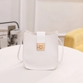 Elegante borsa quadrata bianca con trama litchi e chiusura a rotazione in metallo dorato - Bianco