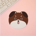 Sottobicchiere carino a forma di cane marrone e bianco su fondo rosa, antiscivolo e termico - Cane Marrone / 10x9cm