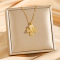 Elegante collana in acciaio al titanio dorato con ciondolo a quadrifoglio su confezione - Stile Quadrifoglio Dorato Completamente Incastonato di Zirconi (8226)