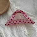 Dettaglio della pinza per capelli rosa a pois rossi su sfondo di carta bianca - Rosa a pois / Stile triangolo