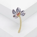 Broche lotus vintage en métal avec pétales violets, perles et pierre précieuse rouge - Violet