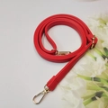 Détail de la bandoulière rouge en cuir grainé avec mousquetons dorés réglables - Rouge