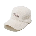 Dettaglio cappellino beige in pile con ricamo HELLO WEEKEND marrone sulla parte frontale - M (56-58cm) / Bianco Sporco