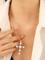 Kruisketting met witte parels en kleine diamanten aan een gouden ketting op model - Goud (0835)