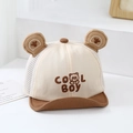 Makro-Detail von atmungsaktivem Baby-Sonnenhut mit Cool Boy Text und Bärenohren - 48cm (6-20 Monate) / Dunkelbeige