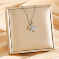 Elegante silberne Doppelblüten-Halskette mit Zirkonia-Pavé auf einer Satinschachtel - Silberne vierblättrige Blume (8387) / Silber