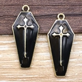 Détail de pendentifs de cercueil gothique avec émail noir et croix dorée centrale - Croix Noir & Or