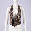 Detail von Pailletten im Leopardenmuster auf einem Neckholder-Crop-Top für Damen - S / Leopardenmuster