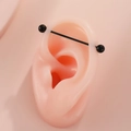 Piercing industriale barbell nero mostrato su un modello di orecchio in silicone - Stile Nero (DZ-1051)
