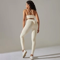 Détail de la brassière de sport à dos croisé et du legging côtelé dans cet ensemble beige - S / Beige