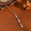 Détail des pendentifs cœur et carré en argent sertis de cristaux pavés sur une chaîne - Argent Coeur Pointu Zircone Blanc Gland(T030)