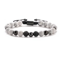 Détail d'un bracelet en corde tressée ajustable avec perles de marbre et boule sertie - Turquoise Blanche & Boule de Zircon