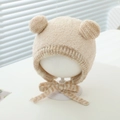 Dettaglio cappello in peluche beige per neonati con paraorecchie e lacci a righe - 1-3 Anni / Beige