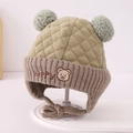 Winter Baby-Fliegermütze mit grüner Steppung, Plüsch-Pompons und Bären-Stickerei - Hellgrün