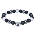 Detail von 8mm matten schwarzen Achatperlen und weißem Marmorstein mit Herzanhänger - Weißes Howlith Armband