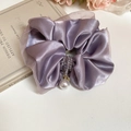 Gros plan sur chouchou en satin violet orné de perles de cristal et d'une grande perle - 63# Satin Violet Perle Collier de Perles (HH3984)
