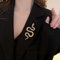 Lussuosa spilla a forma di serpente dorata con scaglie su risvolto di blazer nero - Forma di Serpente Dorato-Texture Sottile