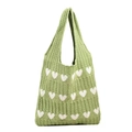 Gros plan du sac en tricot vert avec motifs de cœurs blancs et texture en laine douce - Vert