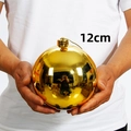 12cm glänzende goldene Weihnachtskugel als Christbaumschmuck in der Hand gehalten - 1 Stück (12cm) / Glänzendes Gold