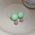 Vue détaillée de boucles d'oreilles double perle en vert menthe et rose poudré - Vert (Tige de boucle d'oreille en argent)