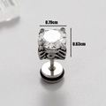 Dettaglio macro dell'orecchino da uomo vintage con dimensioni 0,79 cm e zircone cubico - Stile Quadrato Lucido (S54)