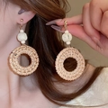 Dettaglio di orecchini rotondi in rattan beige indossati da una modella per le vacanze - 14# Clip per orecchini-Oro-Caffè chiaro
