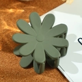 Detail einer grünen matten Gänseblümchen-Haarklammer auf minimalistischem Kork-Untergrund - 4.8cm / Grün